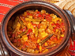 Яхния с бамя, картофи, зелен фасул и чушки в гювеч на фурна - снимка на рецептата Яхния с бамя, картофи, зелен фасул и чушки в гювеч на фурна - снимка на рецептата
